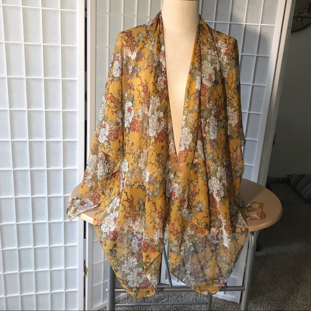Lightweight kimono, yellow floral short sleeves
